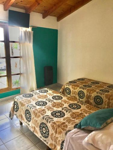 1 dormitorio con cama y ventana en Departamento Lilium en El Bolsón