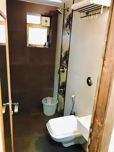 ムンバイにあるApollo Guest Houseのトイレと洗面台付きのバスルーム