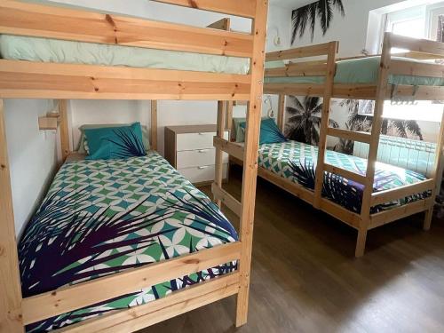 1 dormitorio con 2 literas en una habitación en COCOS SURFHOUSE, en San Juan de la Arena