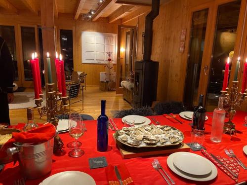 una mesa con un mantel rojo con comida. en Chalet , Thyon Les Collons, 4 Vallées, en Les Collons
