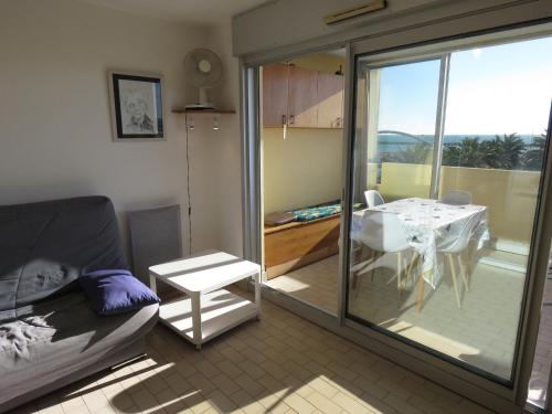 un salon avec un canapé et une table dans l'établissement T2 à Sète, 30m², Vue Mer, Parking Privé - FR-1-472-134, à Sète