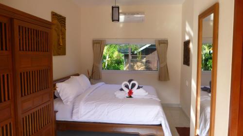 Tempat tidur dalam kamar di Khao Sok Jasmine Garden Resort - SHA Certified