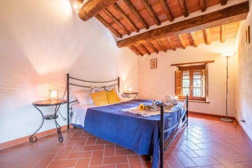 ein Schlafzimmer mit einem Bett und einem Tisch in einem Zimmer in der Unterkunft Al Giardino degli Ulivi in Santa Maria Albiano