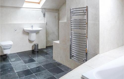 bagno con lavandino e servizi igienici di Cozy Home In Monfaucon With Wifi a Monfaucon