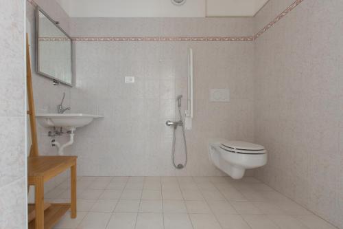 een badkamer met een douche, een toilet en een wastafel bij Affittacamere Le Giare in Riomaggiore