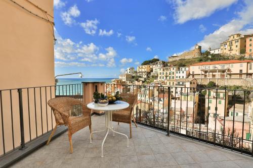 a table and chairs on a balcony with a view at Affittacamere Le Giare in Riomaggiore