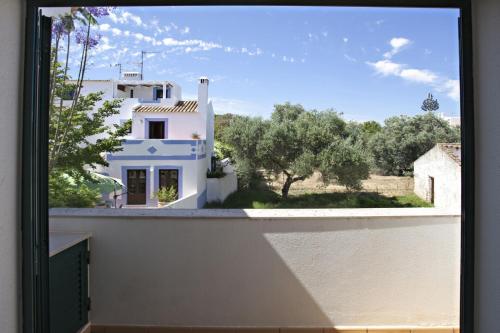 una ventana de una casa blanca con vistas en Cabanas Village, en Cabanas de Tavira