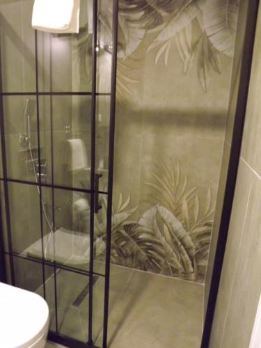 eine Duschkabine im Bad mit WC in der Unterkunft Beyaz Melek Apart Hotel in Antalya