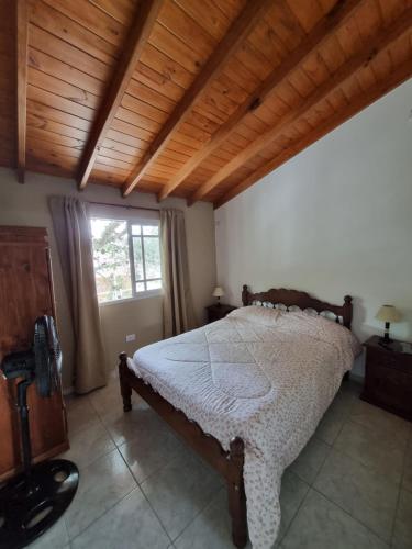 サンベルナルドにあるAltos SB Complejo Duplex 1の木製の天井のベッドルーム1室(ベッド1台付)