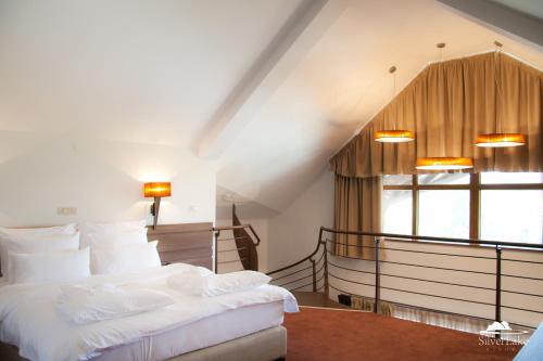Hotel Danubia Park tesisinde bir odada yatak veya yataklar