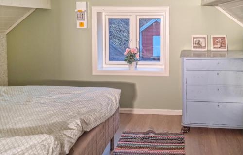 a bedroom with a bed and a window with a dresser at Amazing Home In Hidrasund With Wifi in Eide