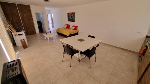 sala de estar con mesa, sillas y sofá en Mendoza y Albarracin en 