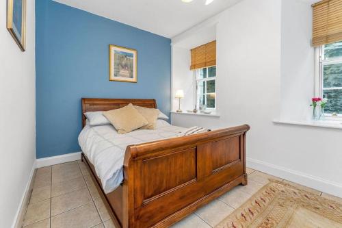 1 dormitorio con 1 cama con pared azul en Edinburgh perfect location en Edimburgo