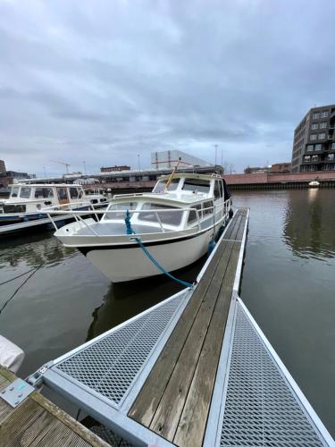 Süsses Motorboot - Bremen Überseestadt