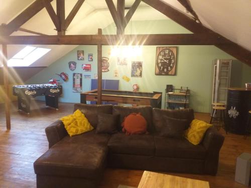 a living room with a brown couch and a table at A Ribeira in Châteauroux