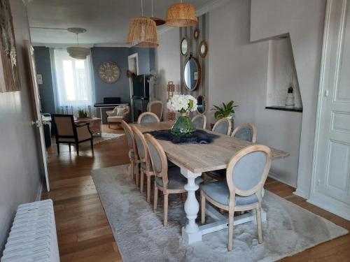 una sala da pranzo con tavolo e sedie in legno di A Ribeira a Châteauroux