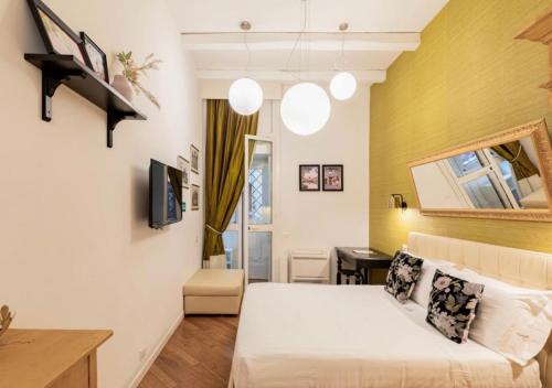 una camera d'albergo con letto e scrivania di Vittoria Charme a Roma