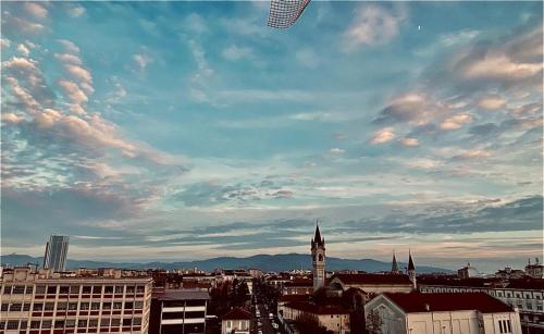 una ciudad con una torre de reloj y un cielo nublado en FRESH HOME, en Turín
