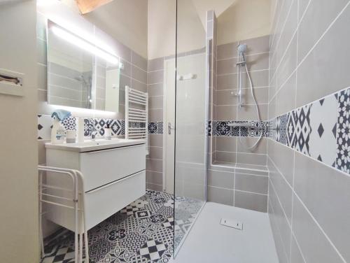 a bathroom with a shower and a sink at Rêves de montagne, T2 bis, Luchon, wifi, parking gratuit, 4 personnes in Luchon