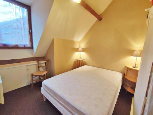 a small bedroom with a white bed and a window at Rêves de montagne, T2 bis, Luchon, wifi, parking gratuit, 4 personnes in Luchon