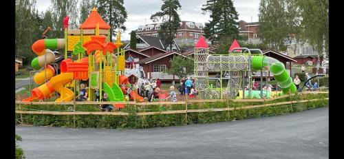 einen Spielplatz mit einem Haufen verschiedener Rutschen in der Unterkunft Steinvik Camping in Moelv
