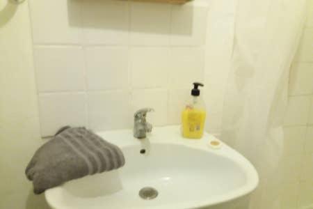 APPARTEMENT ENTIER A PARIS 2 PIECES PROCHE VOLTAIRE.