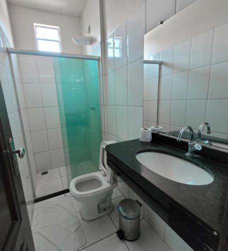 ein Badezimmer mit Waschbecken und Toilette in der Unterkunft Hotel Floresta do Carajas in Parauapebas
