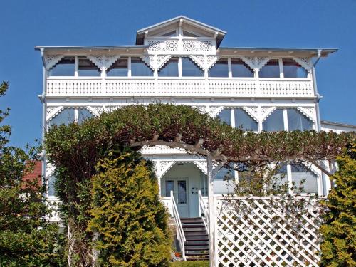 een wit huis met een boog ervoor bij Ferienzimmer in der Villa Ostseelilie in Sassnitz