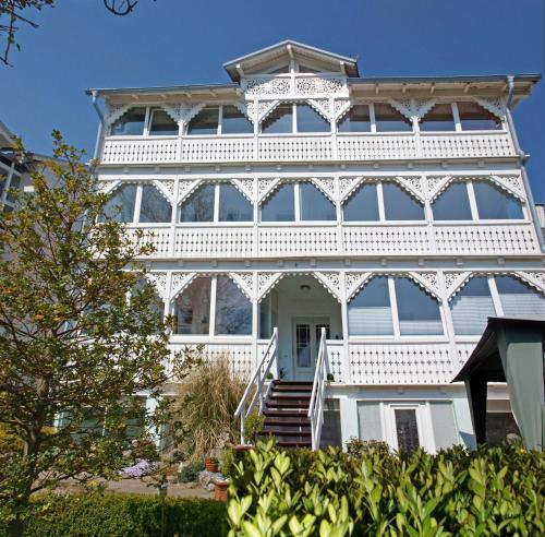 een wit huis met een witte leuning erop bij Ferienzimmer in der Villa Ostseelilie in Sassnitz