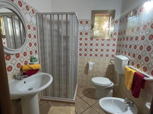 ナルドにあるCase Vacanze Agriturismo Fontanellaのバスルーム(トイレ、洗面台、シャワー付)