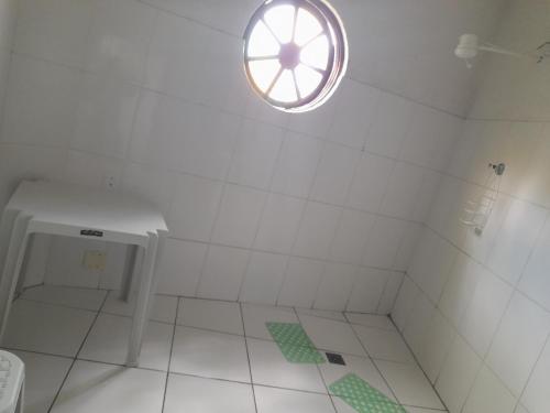 a bathroom with a shower with a window and a toilet at POUSADA PERLLA's Pindamonhangaba in Pindamonhangaba