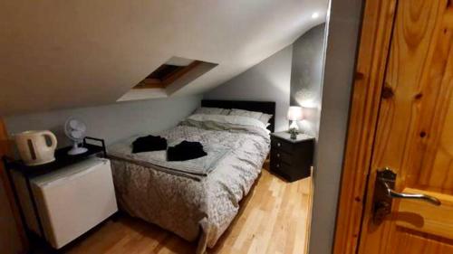 una camera con un letto con due cuscini sopra di Forest Hills Lodge a Slane