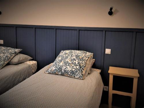 - une chambre avec un lit et un oreiller dans l'établissement Loire Valley village centre apartment chezANIA, à Le Grand-Pressigny