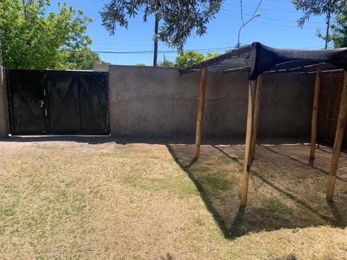 una lona negra en postes frente a una pared en Departamento LOFT Centrico, en San Rafael