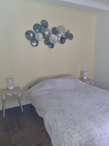 - une chambre avec un lit et des décorations murales dans l'établissement Jolie petite maison dans village fortifié, à Brigueuil