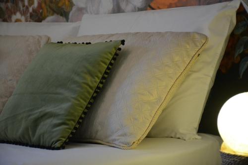 - deux oreillers installés sur un canapé blanc dans l'établissement B&B Fashion style, à Cagliari