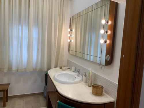 La salle de bains est pourvue d'un lavabo et d'un miroir. dans l'établissement La Baronessa, à Carini