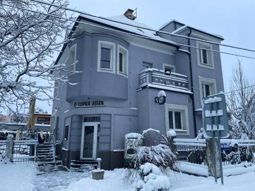 um edifício azul com um sinal na neve em U Lupka - Ostrava em Ostrava