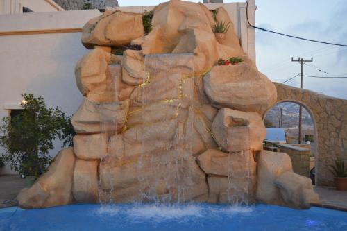 a water fountain in the middle of a pool at Hotel Finiki View in Foinikion