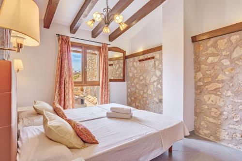 ein Schlafzimmer mit einem großen Bett und einem Fenster in der Unterkunft Can Bodequita in Binissalem