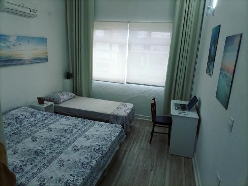 Giường trong phòng chung tại Ponta da Praia amplo 3dorm 3ban frente ao mar