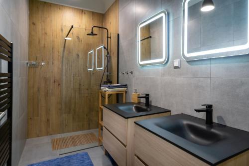 łazienka z 2 umywalkami i prysznicem w obiekcie Apartmán LM w Liptowskim Mikulaszu