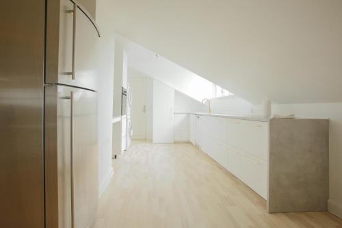 Kuchyň nebo kuchyňský kout v ubytování Unique 5 Bedroom Apartment w Exposed Beams in Copenhagen