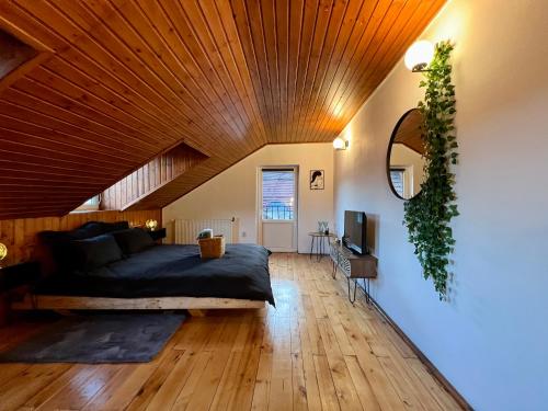 una camera con un grande letto e un soffitto in legno di Nacada Studio by HYCO a Sighişoara