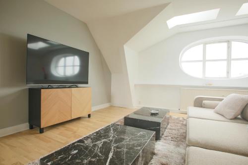 TV a/nebo společenská místnost v ubytování Unique 5 Bedroom Apartment w Exposed Beams in Copenhagen