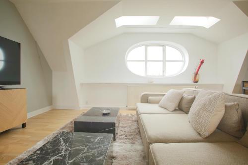 TV a/nebo společenská místnost v ubytování Unique 5 Bedroom Apartment w Exposed Beams in Copenhagen