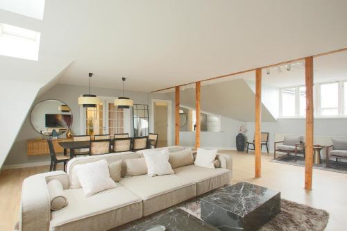 Posezení v ubytování Unique 5 Bedroom Apartment w Exposed Beams in Copenhagen