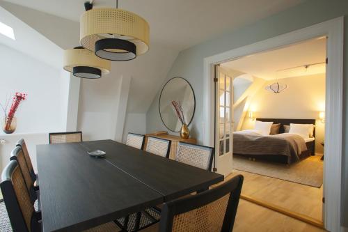 Postel nebo postele na pokoji v ubytování Unique 5 Bedroom Apartment w Exposed Beams in Copenhagen