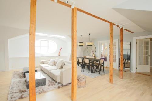 Posezení v ubytování Unique 5 Bedroom Apartment w Exposed Beams in Copenhagen