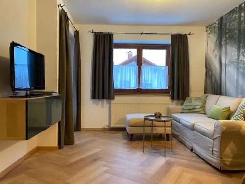 Televízia a/alebo spoločenská miestnosť v ubytovaní Landhaus Knaus